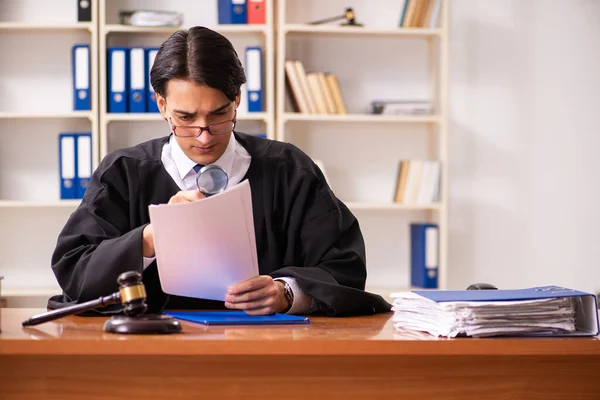 Juiz bonito jovem que trabalha no tribunal — Fotografia de Stock