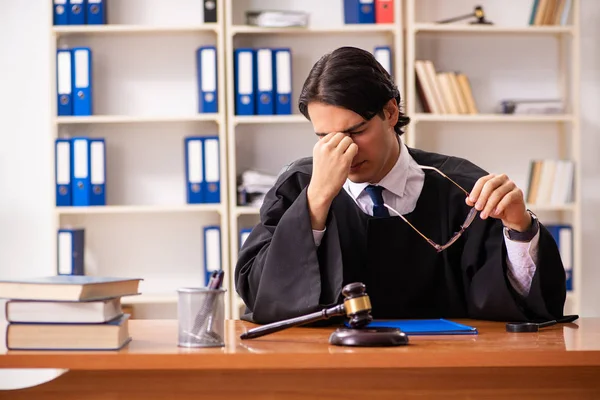 Juiz bonito jovem que trabalha no tribunal — Fotografia de Stock