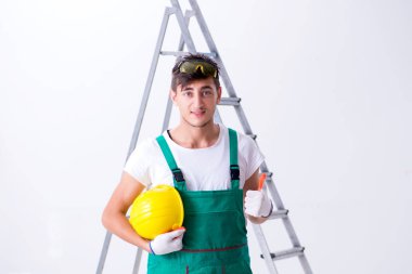 Genç işçi koruyucu ekipman emniyet konsepti ile 