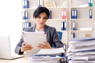 Orta yaşlı businesslady aşırı çalışma ile mutsuz 