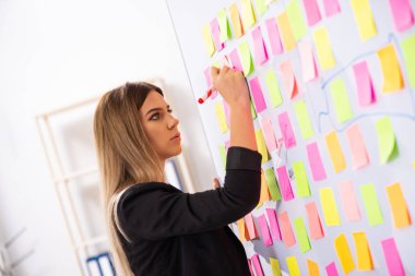 Çakışan öncelikleri kavram genç güzel businesslady 