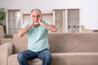 Beyaz sakallı yaşlı adam evde acı 