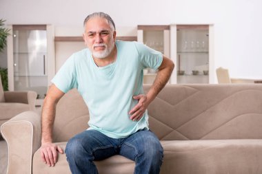 Beyaz sakallı yaşlı adam evde acı 