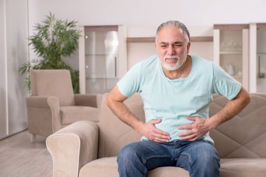 Beyaz sakallı yaşlı adam evde acı 