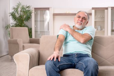 Beyaz sakallı yaşlı adam evde acı 