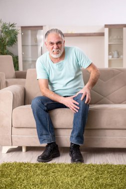 Beyaz sakallı yaşlı adam evde acı 