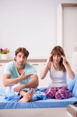 Koca yatak odasında olan hasta kadın 