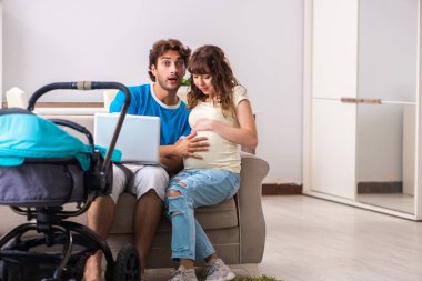 Yeni bir bebek bekleyen genç ebeveynler.