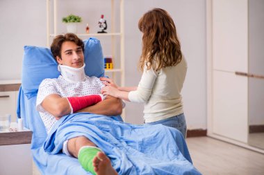 Hastanede yaralı kocayla ilgilenen sevgili bir eş. 