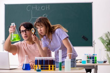 İki kimyagerler Öğrenciler sınıfta 