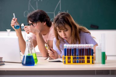 İki kimyagerler Öğrenciler sınıfta 