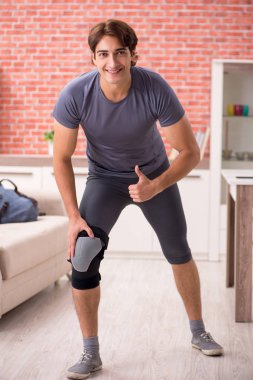 Yakışıklı delikanlı spor egzersizleri evde yapıyor 