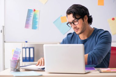 Projesi'nde çalışan genç yakışıklı tasarımcı  