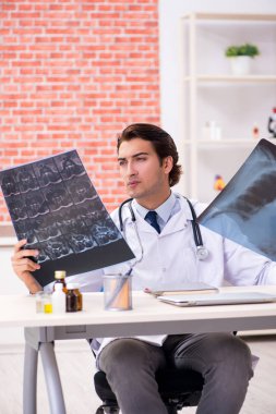 Hastanede çalışan genç bir doktor.