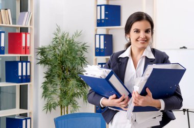 Ofiste çalışan iş kadını. 