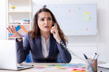 Ofiste çalışan genç kadın tasarımcı 