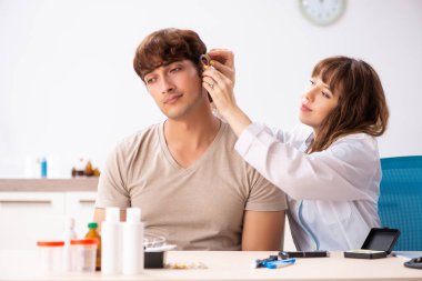 Doktor otorhinolaryngologi ziyaret işitme sorunu olan hasta