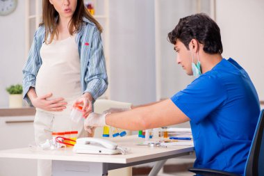 Hamile kadın check-up için doktoru ziyaret ediyor.