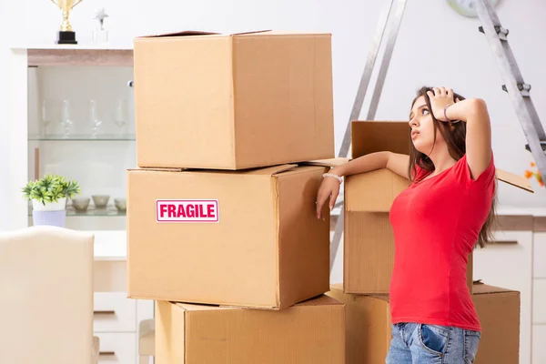 Jovem bela mulher se movendo para novo apartamento — Fotografia de Stock