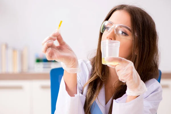 Bella biochimica femminile che lavora in laboratorio — Foto Stock