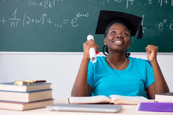 Černá studentka před tabuli — Stock fotografie