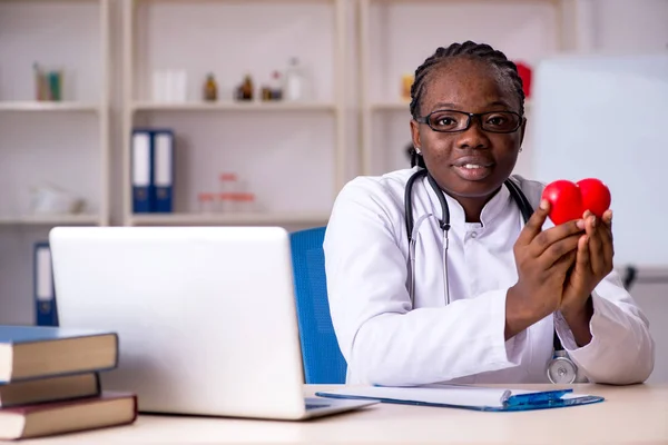 Black female doctor working at clinic — Stock Photo, Image