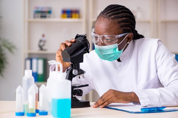 Laboratuarda çalışan genç siyah kimyager — Stok fotoğraf