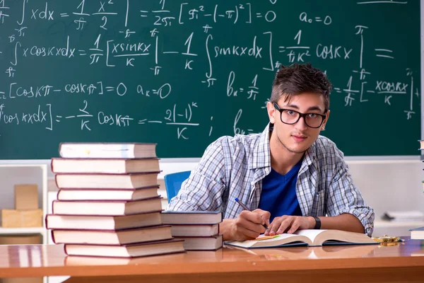 Jovem estudante do sexo masculino estudando matemática na escola — Fotografia de Stock
