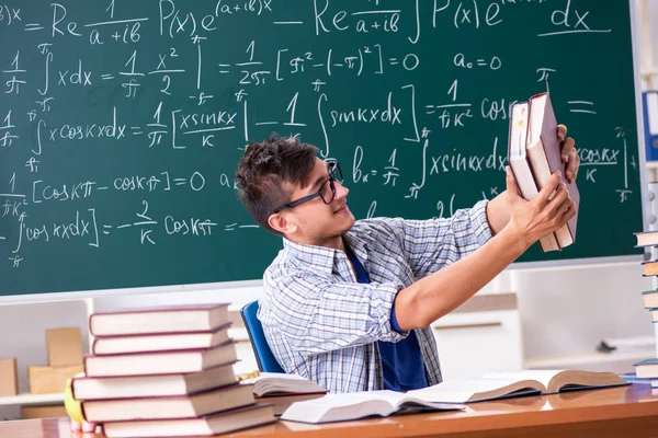 Giovane studente maschio che studia matematica a scuola — Foto Stock