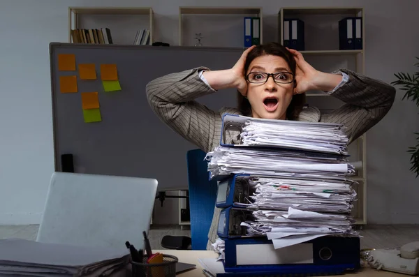 Mitarbeiterinnen leiden unter exzessiver Arbeit — Stockfoto