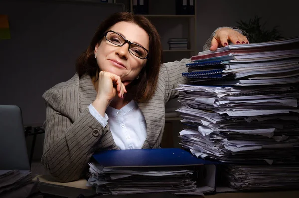 Mitarbeiterinnen leiden unter exzessiver Arbeit — Stockfoto