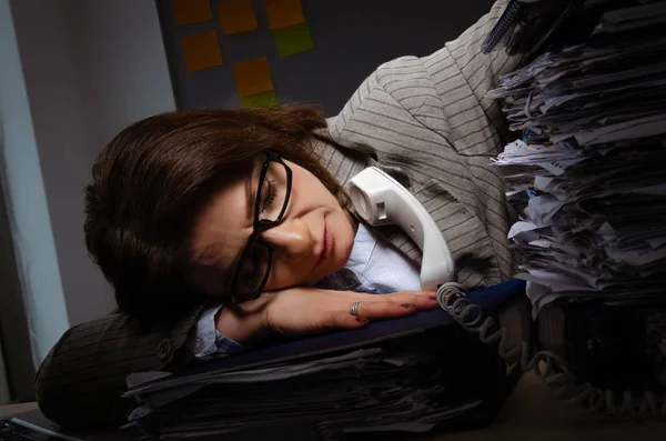 Empregada feminina que sofre de excesso de trabalho — Fotografia de Stock