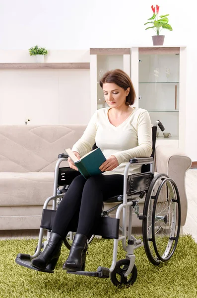 Женщина в инвалидной коляске на дому — стоковое фото