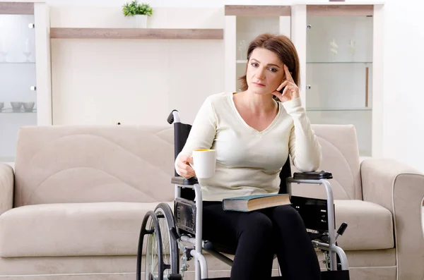 Frau im Rollstuhl zu Hause — Stockfoto