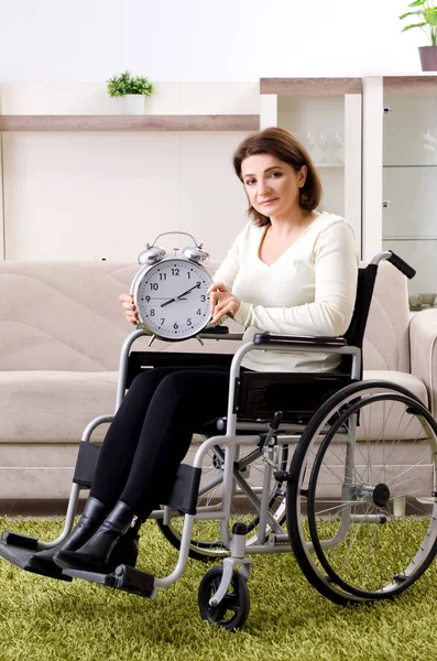 Femme en fauteuil roulant à la maison — Photo