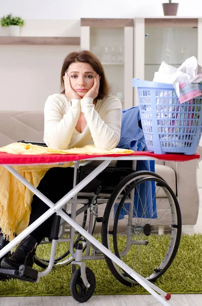 Tekerlekli Sandalyedeki Kadın Evde Ütü Yapıyor — Stok fotoğraf