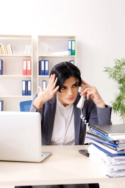 Geschäftsfrau mittleren Alters unzufrieden mit exzessiver Arbeit — Stockfoto