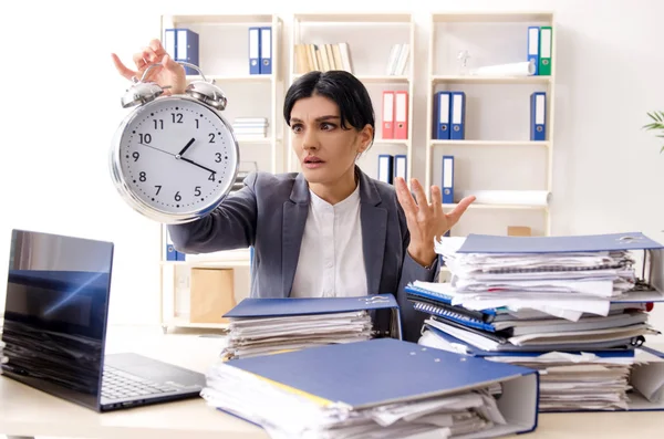 Donna d'affari di mezza età infelice con il lavoro eccessivo — Foto Stock