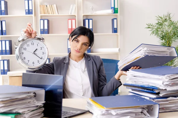 Geschäftsfrau mittleren Alters unzufrieden mit exzessiver Arbeit — Stockfoto