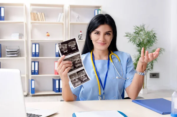 Medico ginecologo donna che lavora in clinica — Foto Stock