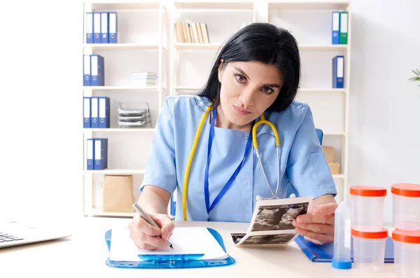 Frauenärztin arbeitet in der Klinik — Stockfoto