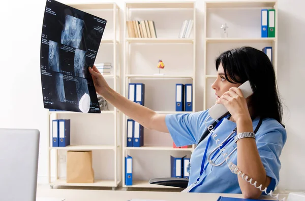 Médica radiologista trabalhando na clínica — Fotografia de Stock