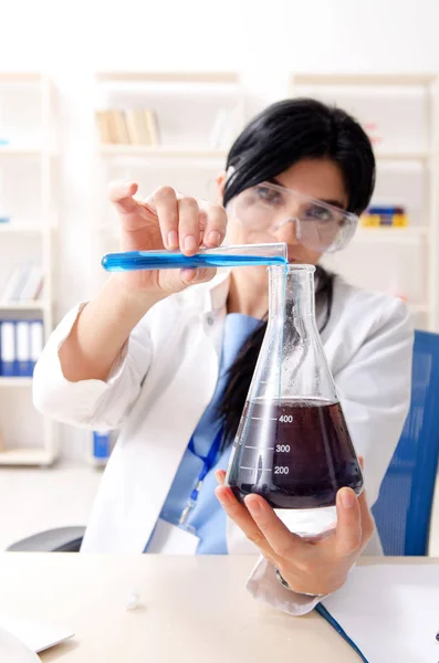 Química femenina trabajando en el laboratorio —  Fotos de Stock