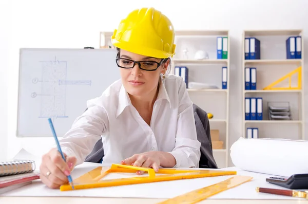 Architecte féminine travaillant dans le bureau — Photo