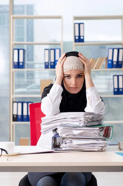 Mulher muçulmano empregado trabalhando no escritório — Fotografia de Stock