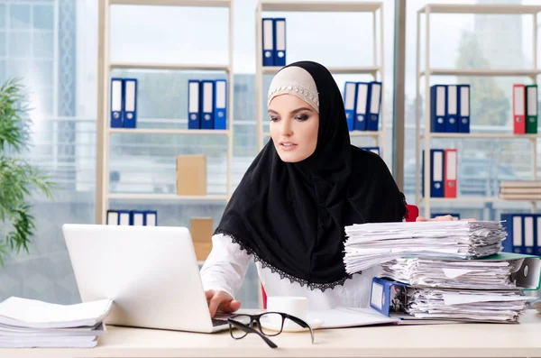 Vrouw moslim werknemer die werkt in het kantoor — Stockfoto