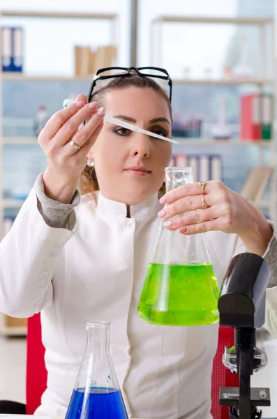 Female biotechnology scientist chemist working in the lab — Stock Photo, Image