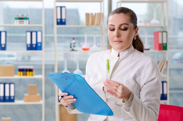 Vrouwelijke biotechnologie wetenschapper chemicus werken in het lab — Stockfoto