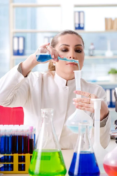 Ženské chemik pracující v lékařské laboratoři — Stock fotografie