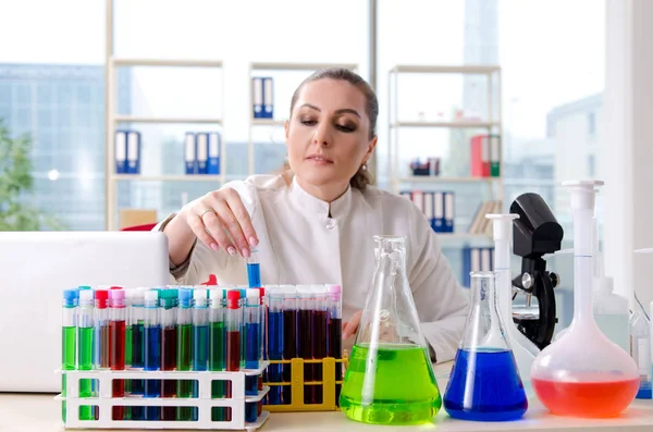 Ženské Chemik Pracující Lékařské Laboratoři — Stock fotografie